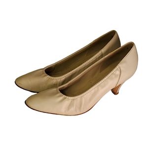 Naturalizer Soft Shoes Natural Cream Pumps with Decorative Edge